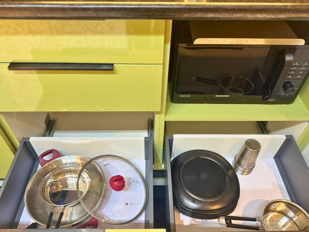 Equipped Kitchen Drawers with Cookware